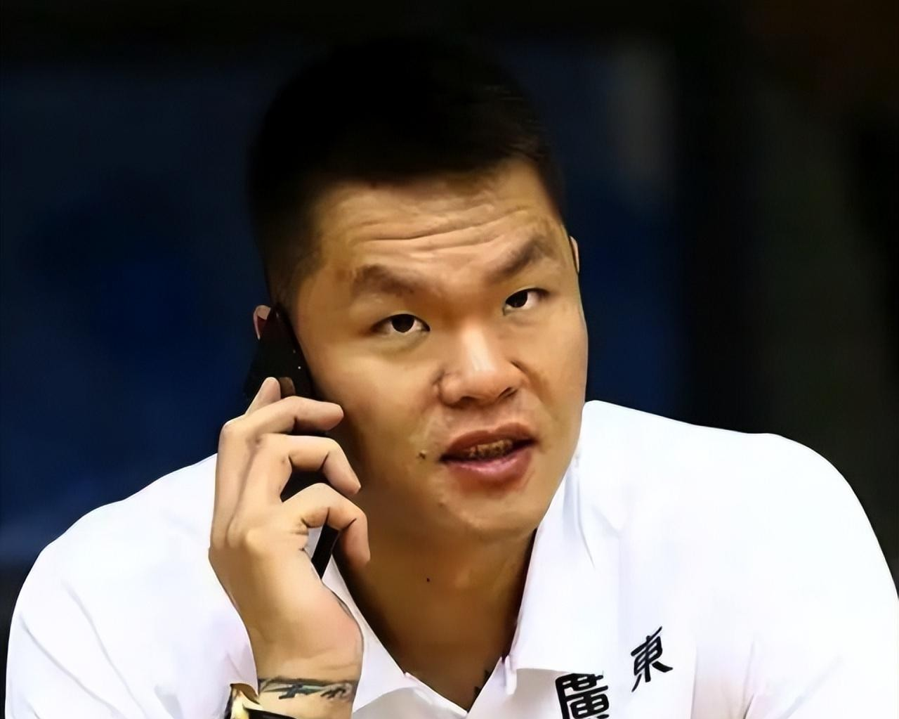 NBA季后赛赛程吃紧，广东宏远冲刺阶段门线救险，话题不断，团队化学反应显著