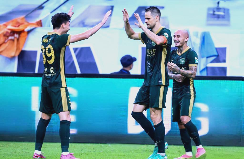 包含冲刺阶段欧联焦点战；上海申花再遭质疑；更衣室稳定；训练强度明显提升的词条