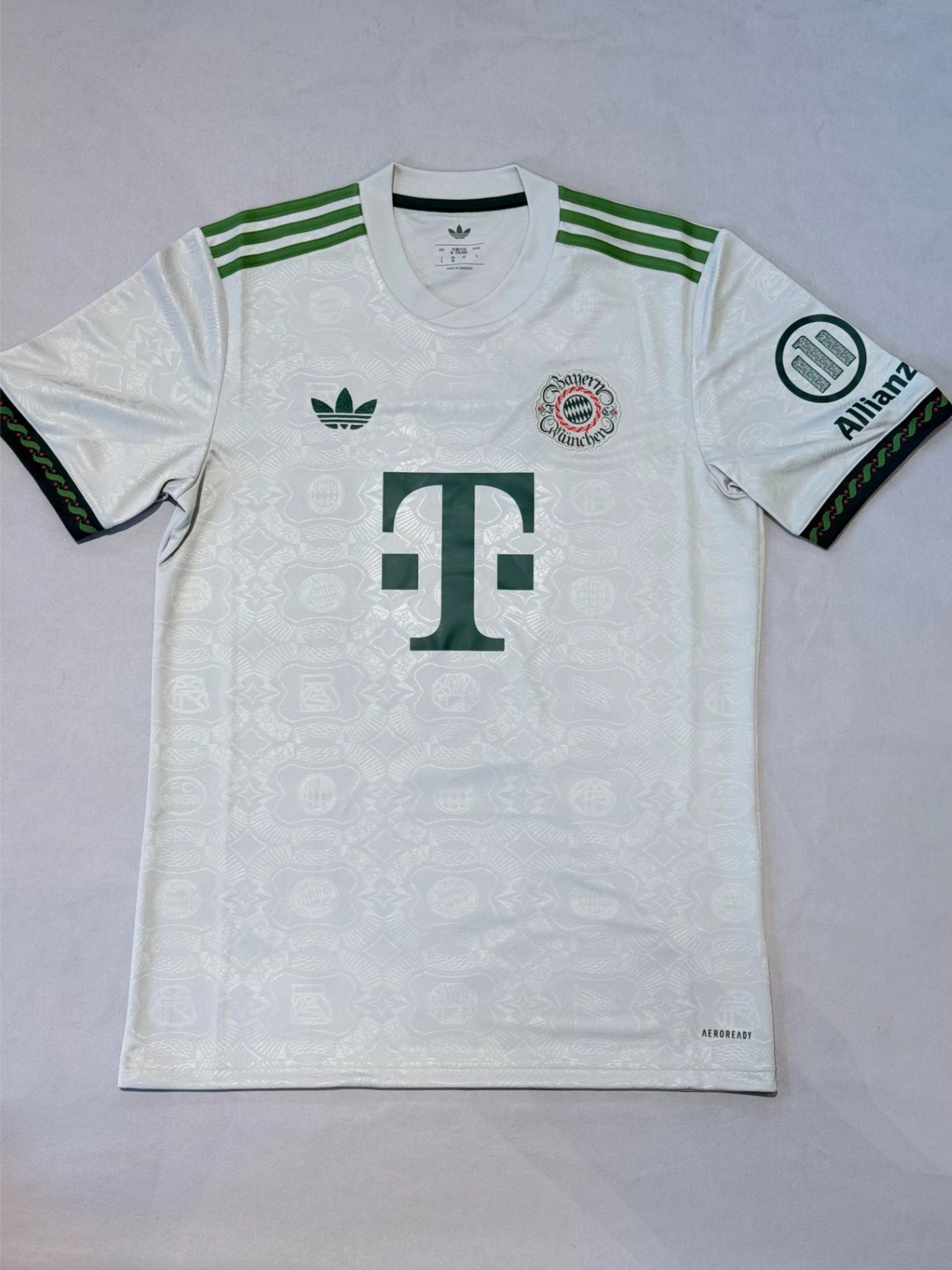 包含拜仁慕尼黑训练开放日，赛前回应争议引欢呼，英超在即，更衣室氛围转暖的词条